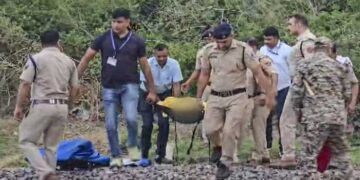 ട്രെയിനിന് തീപിടിച്ചുവെന്ന അഭ്യൂഹം, യാത്രക്കാർ ചങ്ങല വലിച്ചു!! രക്ഷപ്പെടാൻ നാലുവയസുകാരൻ മകനുമായി ട്രാക്കിലേക്ക് എടുത്തു ചാടിയ അമ്മയടക്കം നാലു പേർ എതിരെവന്ന മറ്റൊരു ട്രെയിനിടിച്ച് മരിച്ചു