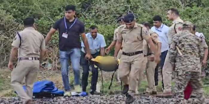 ട്രെയിനിന് തീപിടിച്ചുവെന്ന അഭ്യൂഹം, യാത്രക്കാർ ചങ്ങല വലിച്ചു!! രക്ഷപ്പെടാൻ നാലുവയസുകാരൻ മകനുമായി ട്രാക്കിലേക്ക് എടുത്തു ചാടിയ അമ്മയടക്കം നാലു പേർ എതിരെവന്ന മറ്റൊരു ട്രെയിനിടിച്ച് മരിച്ചു