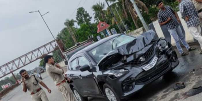 നിയന്ത്രണം നഷ്ടപ്പെട്ട കാർ പോ​ലീ​സ് പ​ട്രോ​ളിം​ഗ് സം​ഘ​ത്തി​ന് നേ​രെ പാ​ഞ്ഞു​ക​യ​റി, പട്രോളിങ് വാ​ഹ​ന​ത്തി​ന് പി​ന്നി​ൽ നി​ൽ​ക്കു​ക​യാ​യി​രു​ന്ന പോലീസുകാരെ ഇടിച്ചുതെറുപ്പിച്ചു, രണ്ടു പേർക്ക് ​ഗുരുതര പരുക്ക്