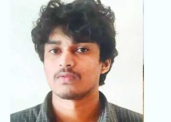 എക്സൈസ് സം​ഘത്തിന്റെ നേരെ പാഞ്ഞടുത്ത് ഇരുപതോളം നായ്ക്കൾ, നായ്ക്കളെ അനുനയിപ്പിക്കാൻ കയ്യിൽ ബിസ്കറ്റും കരുതി സംഘം !! തപാൽ ഓഫീസിലെത്തിയ പാഴ്‌സലിൽ 7.34 കിലോഗ്രാം കഞ്ചാവ് കണ്ടെടുത്ത കേസിൽ പ്രതിയെ പിടികൂടാനെത്തിയ സംഘത്തിനു നേരെ നായ്ക്കളെ തുറന്നുവിട്ട് 19 കാരൻ, അറസ്റ്റ്