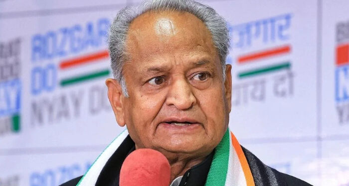 “മുസ്ലിങ്ങളെ ലക്ഷ്യമിട്ട് ബിജെപി രാജ്യത്തെ നശിപ്പിക്കുകയാണ്, തങ്ങൾ മാത്രമാണ് യഥാർത്ഥ ‘ഹിന്ദുത്വ’ പാർട്ടി എന്ന് കാണിക്കാനാണ് അവരുടെ ശ്രമം, ഇന്ദിരാഗാന്ധി ജീവിച്ചിരിപ്പുണ്ടായിരുന്നെങ്കിൽ ബി.ജെ.പിയെ പണ്ടേ നിരോധിച്ചേനെ”, ‘ഇന്ത്യ’ സഖ്യത്തെ രാഹുല് ഗാന്ധി ഏറ്റെടുക്കണമെന്ന് അശോക് ഗെഹ്ലോട്ട്