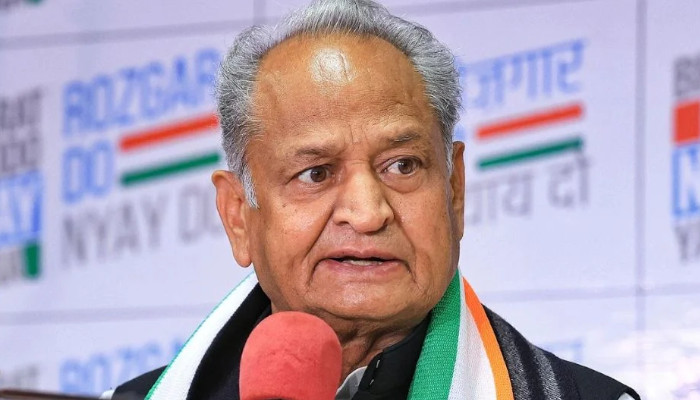 “മുസ്ലിങ്ങളെ ലക്ഷ്യമിട്ട് ബിജെപി രാജ്യത്തെ നശിപ്പിക്കുകയാണ്, തങ്ങൾ മാത്രമാണ് യഥാർത്ഥ ‘ഹിന്ദുത്വ’ പാർട്ടി എന്ന് കാണിക്കാനാണ് അവരുടെ ശ്രമം, ഇന്ദിരാഗാന്ധി ജീവിച്ചിരിപ്പുണ്ടായിരുന്നെങ്കിൽ ബി.ജെ.പിയെ പണ്ടേ നിരോധിച്ചേനെ”, ‘ഇന്ത്യ’ സഖ്യത്തെ രാഹുല് ഗാന്ധി ഏറ്റെടുക്കണമെന്ന് അശോക് ഗെഹ്ലോട്ട്