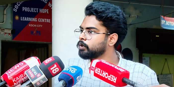 ‘നിങ്ങൾ എന്തിനാണ് നാലരയ്ക്ക് അങ്ങോട്ട് പോയത്, നിങ്ങൾ ഈ ഡ്രസ് ആണോ ഇട്ടത്’…പോലീസുകാരുടെ കൺസേൺ വേറെ!! കമൻറടി, തടഞ്ഞു നിർത്തി സംഘം ചേർന്ന് അക്രമണം, കൈ പിടിച്ച് തിരിച്ച് ഫോൺ പിടിച്ചു വാങ്ങി നിലത്തെറിഞ്ഞു, മുടിയിൽ പിടിച്ച് റോഡിലേക്ക് തള്ളി, കഴുത്തിന് താഴെയായി നെഞ്ചിനു മേലെ ആക്രമിച്ചതിൻറെ പാടുകൾ- എൻക്വയറിക്കു വന്ന പോലീസ് സംസാരിച്ചത് മോശമായി- സുഹൃത്തുക്കൾ