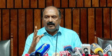 ‘നിലവിലെ  സർക്കാരിന്റെ സാമ്പത്തീക നയങ്ങൾ അപകടരം;  പൊതുമേഖലാ സ്ഥാപനങ്ങളുടെ സ്വകാര്യവൽക്കരണത്തിലേയ്ക്കാണോ ഈ പോക്ക്? കൊച്ചി എയർപോർട്ട് വിൽക്കാതിരുന്നാൽ കൊള്ളാം‘- ധവളപത്രത്തെ വിമർശിച്ച് ബാല​ഗോപാൽ