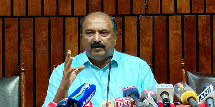 ‘നിലവിലെ  സർക്കാരിന്റെ സാമ്പത്തീക നയങ്ങൾ അപകടരം;  പൊതുമേഖലാ സ്ഥാപനങ്ങളുടെ സ്വകാര്യവൽക്കരണത്തിലേയ്ക്കാണോ ഈ പോക്ക്? കൊച്ചി എയർപോർട്ട് വിൽക്കാതിരുന്നാൽ കൊള്ളാം‘- ധവളപത്രത്തെ വിമർശിച്ച് ബാല​ഗോപാൽ