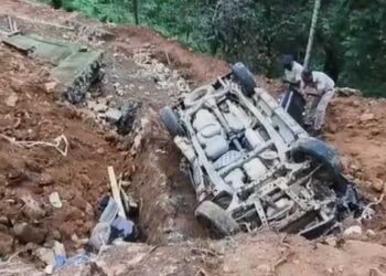 കുറ്റ്യാടി ചുരത്തിൽ മറ്റൊരു വാഹനത്തിന് സൈഡ് കൊടുക്കുന്നതിനിടെ റോഡിന്റെ പാർശ്വഭിത്തി ഇടിഞ്ഞു, കാർ തല കീഴായി ചെന്നു പതിച്ചത് അഞ്ചടി താഴ്ചയിലേക്ക്, ഒരു കുടുംബത്തിലെ മൂന്നുപേർക്ക് പരുക്ക്