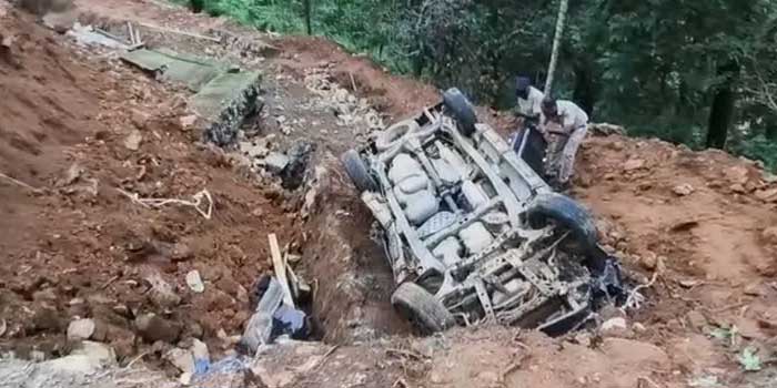 കുറ്റ്യാടി ചുരത്തിൽ മറ്റൊരു വാഹനത്തിന് സൈഡ് കൊടുക്കുന്നതിനിടെ റോഡിന്റെ പാർശ്വഭിത്തി ഇടിഞ്ഞു, കാർ തല കീഴായി ചെന്നു പതിച്ചത് അഞ്ചടി താഴ്ചയിലേക്ക്, ഒരു കുടുംബത്തിലെ മൂന്നുപേർക്ക് പരുക്ക്