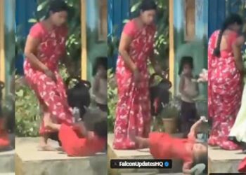 അംഗൻവാടിയുടെ പുറത്ത് പടിയിൽ ഇരിക്കുന്ന പെൺകുഞ്ഞിന്റെ നെഞ്ചിൽ കാലുകൊണ്ട് ചവിട്ടി താഴെയിട്ട് ജീവനക്കാരി, പടിയിൽ നിന്ന് മറിഞ്ഞ് നിലത്തുവീണ് അലറിക്കരയുന്ന കുഞ്ഞിനെ നേരെയിരുത്തി മറ്റൊരു സ്ത്രീ- ദൃശ്യങ്ങൾ പുറത്ത്, കേസെടുത്ത് പോലീസ്