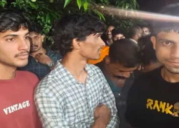 വനത്തിൽ അതിക്രമിച്ച് കയറിയതല്ല, സോഷ്യൽ മീഡിയയിൽ വന്ന ദൃശ്യങ്ങൾ കണ്ട് കാഴ്ച കാണാൻ എത്തിയതെന്ന് യുവാക്കൾ!! വിലങ്ങാട് വനത്തിനുള്ളിൽ കുടുങ്ങിയ യുവാക്കൾക്കെതിരെ കേസ്, വനംവകുപ്പ് ചോദ്യം ചെയ്യുന്നു, മൂന്നു യുവാക്കൾക്കെതിരെ ചുമത്തിയിരിക്കുന്നത് ആറു മാസംവരെ തടവ് ശിക്ഷ ലഭിക്കാവുന്ന കുറ്റം