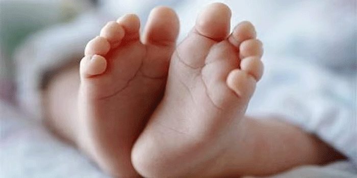 മൂന്നര മാസം പ്രായമുള്ള കുഞ്ഞിന് പ്രതിരോധ വാക്സിൻ നല്കി; പിന്നാലെ തുടയിൽ ഗുരുതര വീക്കവും പഴുപ്പും കടുത്ത പനിയും; ആശുപത്രി അധികൃതരെ വിവരം അറിയിച്ചെങ്കിലും മൈന്റ് ചെയ്തില്ല; മറ്റൊരിടത്തുനിന്നും അടിയന്തര ശസ്ത്രക്രിയ