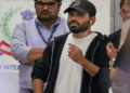 ‘എല്ലാവരും പുസ്തകവും ത്രിവർണ പതാകയുമായി എത്തണം; പോലീസുകാർക്ക് പൂക്കൾ സമർപ്പിക്കണം‘: കോക്രോച്ച് ജനതാ പാർട്ടി പ്രതിഷേധത്തിൽ പങ്കെടുക്കാൻ സ്ഥാപകൻ അഭിജീത് ദീപ്‌കെ ഡൽഹിയിലെത്തി