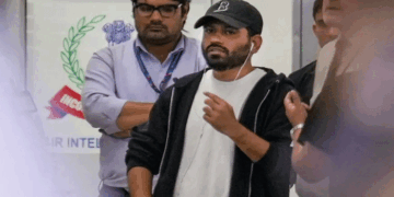‘എല്ലാവരും പുസ്തകവും ത്രിവർണ പതാകയുമായി എത്തണം; പോലീസുകാർക്ക് പൂക്കൾ സമർപ്പിക്കണം‘: കോക്രോച്ച് ജനതാ പാർട്ടി പ്രതിഷേധത്തിൽ പങ്കെടുക്കാൻ സ്ഥാപകൻ അഭിജീത് ദീപ്‌കെ ഡൽഹിയിലെത്തി
