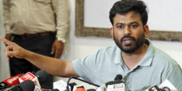 ആത്മഹത്യ ചെയ്ത 11 വിദ്യാര്ത്ഥികളുടെ കുടുംബത്തിനും ഒരു കോടി വീതം നല്കണം, നീറ്റ് വിവാദത്തിനു പിന്നാലെ വിദ്യാര്ത്ഥികള് കടുത്ത മാനസിക സംഘര്ഷത്തില്, ആവശ്യവുമായി കോക്രോച്ച് പാര്ട്ടി