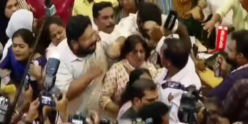 “വിദ്യാഭ്യാസമില്ലാത്ത വെറും നികൃഷ്ട ജീവികൾ”,  തിരുവനന്തപുരം കോര്‍പറേഷനില്‍ കോണ്‍ഗ്രസും ബിജെപിയും തമ്മില്‍ പൊരിഞ്ഞ അടി, വനിതാ പ്രവര്‍ത്തകരെ കയ്യേറ്റം ചെയ്തെന്ന് കോണ്‍ഗ്രസ്, കൗൺസിലറുടെ ഷർട്ട് വലിച്ചൂരിയെന്ന് ബിജെപി