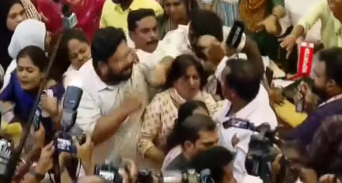 “വിദ്യാഭ്യാസമില്ലാത്ത വെറും നികൃഷ്ട ജീവികൾ”,  തിരുവനന്തപുരം കോര്‍പറേഷനില്‍ കോണ്‍ഗ്രസും ബിജെപിയും തമ്മില്‍ പൊരിഞ്ഞ അടി, വനിതാ പ്രവര്‍ത്തകരെ കയ്യേറ്റം ചെയ്തെന്ന് കോണ്‍ഗ്രസ്, കൗൺസിലറുടെ ഷർട്ട് വലിച്ചൂരിയെന്ന് ബിജെപി