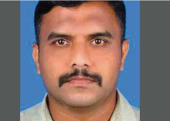 ‘മോൾ കരയേണ്ട, ഞാൻ പരിഹാരമുണ്ടാക്കാം, നമുക്ക് പരീക്ഷ എഴുതാമെന്നേ… രാവ് പകലാക്കി പഠിച്ചിട്ടും നീറ്റ് പരീക്ഷയെന്ന കടമ്പ കടക്കാവില്ലെന്നു കരുതി പരീക്ഷാ കേന്ദ്രത്തിന് മുന്നിൽ കരഞ്ഞുകൊണ്ടുനിന്ന വിദ്യാർത്ഥിനിക്ക് മുന്നിൽ രക്ഷകനായി ആ പോലീസുകാരൻ, കഥയറിയാൻ എവിടെയും പോകണ്ട നമ്മുടെ അരീക്കോടാണ് സംഭവം