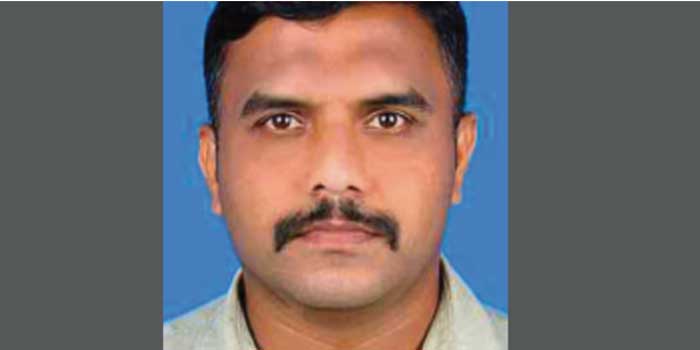‘മോൾ കരയേണ്ട, ഞാൻ പരിഹാരമുണ്ടാക്കാം, നമുക്ക് പരീക്ഷ എഴുതാമെന്നേ… രാവ് പകലാക്കി പഠിച്ചിട്ടും നീറ്റ് പരീക്ഷയെന്ന കടമ്പ കടക്കാവില്ലെന്നു കരുതി പരീക്ഷാ കേന്ദ്രത്തിന് മുന്നിൽ കരഞ്ഞുകൊണ്ടുനിന്ന വിദ്യാർത്ഥിനിക്ക് മുന്നിൽ രക്ഷകനായി ആ പോലീസുകാരൻ, കഥയറിയാൻ എവിടെയും പോകണ്ട നമ്മുടെ അരീക്കോടാണ് സംഭവം