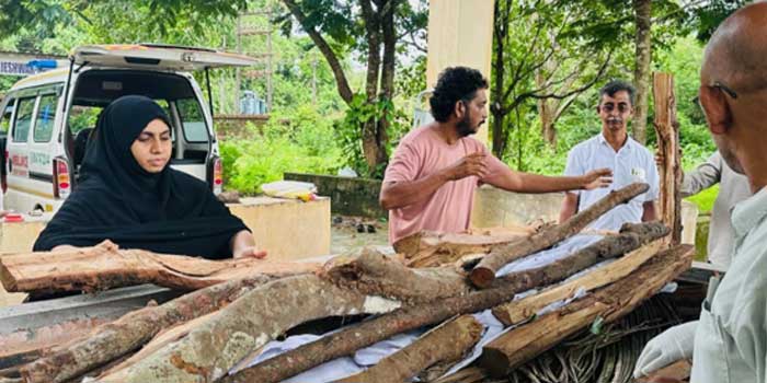 രണ്ടു ഭാര്യമാരും മക്കളുമുണ്ടെങ്കിലും ചിതയ്ക്ക് തിരികൊളുത്താൻ പോലും ആരുമെത്തിയില്ല, പകരം സമ്മതപത്രത്തിൽ ഒപ്പിട്ടു നൽകി!! ക്യാൻസർ ​പിടിപെട്ട് മരിച്ച മുൻ ആർഎസ്എസ് അം​ഗത്തിന്റെ ചിതയ്ക്ക് ഹൈന്ദവ ആചാരപ്രകാരം തീകൊളുത്തിയത് ജില്ലാ പഞ്ചായത്ത് അംഗം ഇർഫാന ഇഖ്ബാൽ