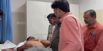 പ്രതിഷേധത്തിനിടെ ഡിവൈഎഫ്ഐ നേതാവിനെ ബസിടിച്ചു; കൊലപ്പെടുത്താൻ ശ്രമിച്ചതെന്ന് പരാതി; ‘വിദ്യാർത്ഥികളെ ബസിൽ കയറ്റാത്തിനെ ചോദ്യം ചെയ്തതിന്റെ വൈരാ​ഗ്യം’