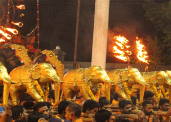 ഏറ്റുമാനൂർ ക്ഷേത്രത്തിലെ സ്വർണപ്പാളി മാറ്റിയെന്ന് ഭക്തന്റെ പരാതി; ‘അറ്റകുറ്റപ്പണിയെന്നു പറഞ്ഞ് ചെമ്പും മറ്റ് വിലകുറഞ്ഞ ലോഹങ്ങളും പൂശി‘! ഏഴരപ്പൊന്നാനയുടെ സ്വർണശുദ്ധി പരിശോധിക്കാൻ ഹൈക്കോടതി ഉത്തരവ്