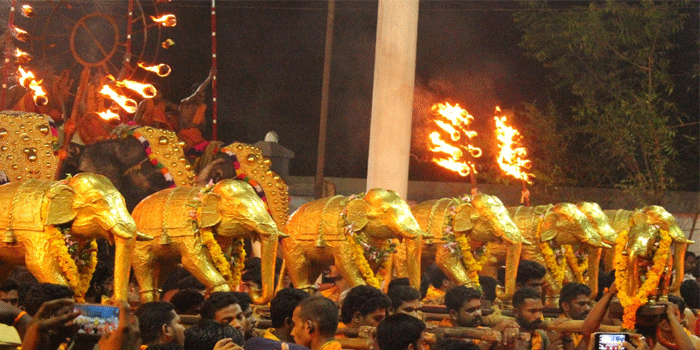 ഏറ്റുമാനൂർ ക്ഷേത്രത്തിലെ സ്വർണപ്പാളി മാറ്റിയെന്ന് ഭക്തന്റെ പരാതി; ‘അറ്റകുറ്റപ്പണിയെന്നു പറഞ്ഞ് ചെമ്പും മറ്റ് വിലകുറഞ്ഞ ലോഹങ്ങളും പൂശി‘! ഏഴരപ്പൊന്നാനയുടെ സ്വർണശുദ്ധി പരിശോധിക്കാൻ ഹൈക്കോടതി ഉത്തരവ്