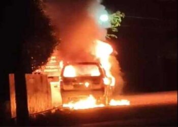 അർദ്ധരാത്രി പൊതു സ്ഥലത്ത് സ്വന്തം കാറിന് തീയിട്ടത് ഭാര്യയോടുള്ള ദേഷ്യം തീർക്കാനെന്ന് വാഹന ഉടമയുടെ മൊഴി, പൊതുസ്ഥലത്ത് ആളുകളുടെ ജീവന് ഭീഷണി ഉണ്ടാവുന്ന തരത്തിൽ വാഹനത്തിന് തീയിട്ടുവെന്ന് കാണിച്ച് കേസെടുത്ത് പോലീസ്