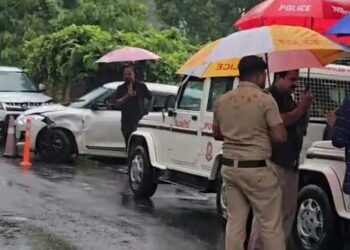 വാഹനം നിർത്താൻ ആവശ്യപ്പെട്ടപ്പോൾ വെട്ടിച്ചു കടന്നുകളഞ്ഞു, പിന്നാലെ പാഞ്ഞ പോലീസ് വാഹനത്തിൽ കാർകൊണ്ട് ഇടിപ്പിച്ചു!! പിന്നാലെ വച്ചുപിടിച്ച് ഡാൻസാഫും!! ഒടുവിൽ 35 കിലോ കഞ്ചാവുമായി രണ്ട് യുവാക്കൾ പോലീസ് വലയിൽ, കഞ്ചാവെത്തിച്ചത് ബെം​ഗളൂരുവിൽ നിന്ന്