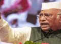 ‘Useless Fellows, രാജ്യം മുഴുവൻ നിങ്ങളുടെ കൈപ്പിടിയിലായെന്നാണോ വിചാരം? ഒന്ന് മിണ്ടാതിരിക്ക്’; ‘ഡി.കെ, ഡി.കെ’ യെന്ന് നിലയ്ക്കാത്ത മുദ്രാവാക്യം വിളിച്ചവരെ കനട്ടി മല്ലികാർജുൻ ഖാർഗെ; ‘ബാക്കിയുള്ളവർ ഇവിടെ ചപ്പുചവറുകൾ തൂക്കാനാണോ വന്നത്?’
