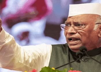 ‘Useless Fellows, രാജ്യം മുഴുവൻ നിങ്ങളുടെ കൈപ്പിടിയിലായെന്നാണോ വിചാരം? ഒന്ന് മിണ്ടാതിരിക്ക്’; ‘ഡി.കെ, ഡി.കെ’ യെന്ന് നിലയ്ക്കാത്ത മുദ്രാവാക്യം വിളിച്ചവരെ കനട്ടി മല്ലികാർജുൻ ഖാർഗെ; ‘ബാക്കിയുള്ളവർ ഇവിടെ ചപ്പുചവറുകൾ തൂക്കാനാണോ വന്നത്?’