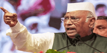 ‘Useless Fellows, രാജ്യം മുഴുവൻ നിങ്ങളുടെ കൈപ്പിടിയിലായെന്നാണോ വിചാരം? ഒന്ന് മിണ്ടാതിരിക്ക്’; ‘ഡി.കെ, ഡി.കെ’ യെന്ന് നിലയ്ക്കാത്ത മുദ്രാവാക്യം വിളിച്ചവരെ കനട്ടി മല്ലികാർജുൻ ഖാർഗെ; ‘ബാക്കിയുള്ളവർ ഇവിടെ ചപ്പുചവറുകൾ തൂക്കാനാണോ വന്നത്?’
