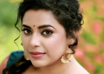 “ചത്തിട്ടില്ല മക്കളെ, ഞാൻ ചത്തിട്ടില്ല! രണ്ടു ദിവസമായി എന്റെ ശബ്ദം നഷ്ടപ്പെട്ടു, ഞാൻ മരണം കാത്തു കിടക്കുകയാണ്, എനിക്ക് അനങ്ങാൻ പറ്റില്ല എന്നൊക്കെ പറഞ്ഞ് കുറച്ചു പേർ എന്നെ കൊന്ന്, എന്റെ അടിയന്തരത്തിന്റെ കാർഡ് അടിച്ചു കൊണ്ടിരിക്കുന്നുണ്ട്, പക്ഷേ, നമ്മൾ ഫിനിഷ്ഡ് അല്ല”- ജുവൽ മേരി
