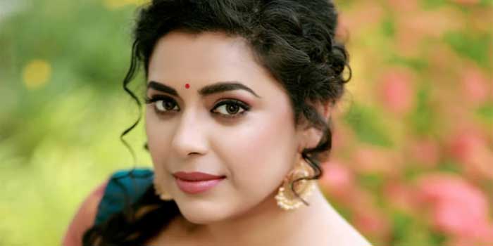 “ചത്തിട്ടില്ല മക്കളെ, ഞാൻ ചത്തിട്ടില്ല! രണ്ടു ദിവസമായി എന്റെ ശബ്ദം നഷ്ടപ്പെട്ടു, ഞാൻ മരണം കാത്തു കിടക്കുകയാണ്, എനിക്ക് അനങ്ങാൻ പറ്റില്ല എന്നൊക്കെ പറഞ്ഞ് കുറച്ചു പേർ എന്നെ കൊന്ന്, എന്റെ അടിയന്തരത്തിന്റെ കാർഡ് അടിച്ചു കൊണ്ടിരിക്കുന്നുണ്ട്, പക്ഷേ, നമ്മൾ ഫിനിഷ്ഡ് അല്ല”- ജുവൽ മേരി
