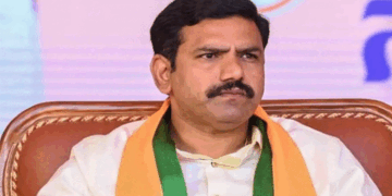 ‘ കോൺ​ഗ്രസിന് കുട ചൂടി കൊടുത്ത്, ബിജെപിയെ തിരിഞ്ഞു കൊത്തിയ ഒരൊറ്റയെണ്ണത്തിനെയും വെറുതെ വിടില്ല; കടുത്ത നടപടി സ്വീകരിക്കും’: കർണാടക ബിജെപി അധ്യക്ഷൻ ബി.വൈ. വിജയേന്ദ്ര