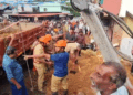 ‘പത്ത് പന്ത്രണ്ട് കുട്ടികള്‍ അവിടെ ഉണ്ടായിരുന്നു; ഏഴ് പത്തിനുള്ള ബസ് കാത്തു നില്ക്കുകയായിരുന്നു; വണ്ടി വരുന്നതിന് രണ്ട് മിനിറ്റ് മുന്‍പാണ് അപകടം; എന്റെ കൂടെയുണ്ടായിരുന്ന മൂന്ന് കുട്ടികളെ മാറ്റാൻ പറ്റി‘: കൊട്ടാരക്കര അപകട സ്ഥലത്തുണ്ടായിരുന്ന യുവതി