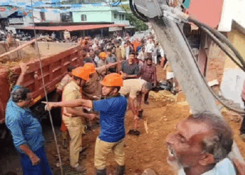 ‘പത്ത് പന്ത്രണ്ട് കുട്ടികള്‍ അവിടെ ഉണ്ടായിരുന്നു; ഏഴ് പത്തിനുള്ള ബസ് കാത്തു നില്ക്കുകയായിരുന്നു; വണ്ടി വരുന്നതിന് രണ്ട് മിനിറ്റ് മുന്‍പാണ് അപകടം; എന്റെ കൂടെയുണ്ടായിരുന്ന മൂന്ന് കുട്ടികളെ മാറ്റാൻ പറ്റി‘: കൊട്ടാരക്കര അപകട സ്ഥലത്തുണ്ടായിരുന്ന യുവതി