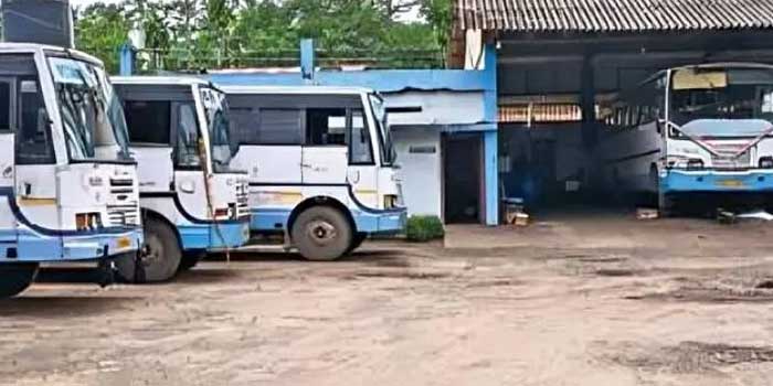 പ്രിയദർശിനി’ക്ക് രണ്ടാം ദിനം അള്ള് വച്ച് ജീവനക്കാർ? താത്കാലിക ഡ്രൈവർമാർ എത്തിയില്ല, മാവേലിക്കര ഡിപ്പോയിൽ 17 ഓർഡിനറി ബസുകളിൽ എട്ടും ഓടിയില്ല, മുടങ്ങിയത് അമ്പതോളം ട്രിപ്പുകൾ!! പ്രതിപക്ഷ യൂണിയനുകളിൽപ്പെട്ട ഡ്രൈവർമാർ സൗജന്യയാത്രയ്ക്ക് പാരവെച്ചു- ആരോപണം