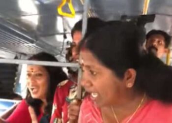 ഫാസ്റ്റ് പാസഞ്ചറിൽ കയറി ഫ്രീ ടിക്കറ്റ് ചോദിച്ച് മഹിളമോർച്ച പ്രവർത്തകർ, ‘എന്റെ പൊന്നു ചേച്ചി ബസിൽ സമരം ചെയ്ത് സമയം കളയാതെ ഓഫീസിൽ പോയി പ്രതിഷേധിക്കൂ’…- യാത്രക്കാർ!! ‘സൗജന്യ യാത്രയ്ക്ക് വേണ്ടി ബസിൽ കയറിയന്നേയുള്ളു, വണ്ടി തടഞ്ഞിട്ടില്ലല്ലോ’- മഹിളാ മോർച്ച