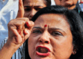 ‘നീയൊക്കെ പോയി രാജിവച്ച് ബിജെപി ടിക്കറ്റിൽ മത്സരിച്ച് മിടുക്ക് കാണിക്ക്‘- വിമത ടിഎംസി നേതാക്കളെ വെല്ലുവിളിച്ച് തൃണമൂൽ എംപി മഹുവ മൊയ്ത്ര; ‘അത്യാഗ്രഹത്തിനും വഞ്ചനയ്ക്കും അതിരുകളില്ല‘