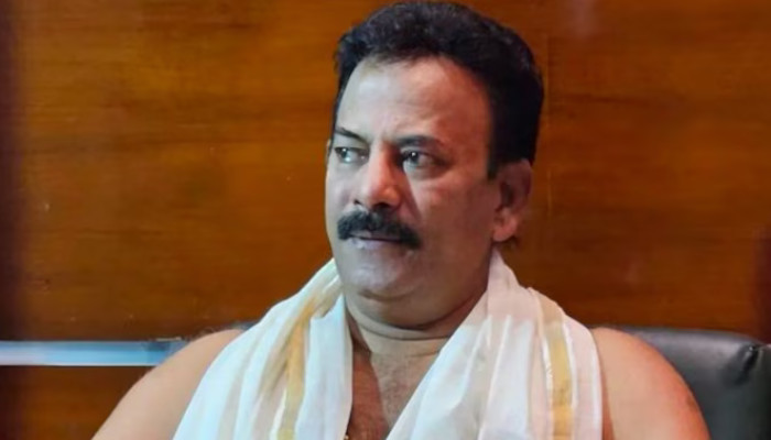 “മേജർ രവിയെ പോലൊരാൾ ഇത്തരം വില കുറഞ്ഞ പ്രചരണം നടത്തരുത്”, 56 വാഹനങ്ങളും 560 പൊലീസുകാരുമുണ്ടായിരുന്നില്ല, പ്രചരിച്ചത് വ്യാജ വീഡിയോക,ള് യഥാർത്ഥ ദൃശ്യങ്ങൾ മാധ്യമങ്ങളിൽ വന്നിട്ടുള്ളതാണെന്ന് പിണറായിയുടെ ഓഫീസ്