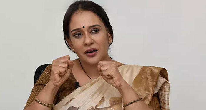 “ചേച്ചി അല്ലെങ്കില് മല്ലിക ചേച്ചി പ്രസിഡന്റ് ആകണം”, അമ്മ ടീമിനെ മൊത്തം പൊളിച്ചു നല്ല ടീം ആക്കണമെന്ന് സോഷ്യല് മീഡിയ, എനിക്ക് ഒരു കസേരയും വേണ്ട, ധ്യാന് ശ്രീനിവാസന് വരട്ടെയെന്ന് മാലാ പാര്വതി