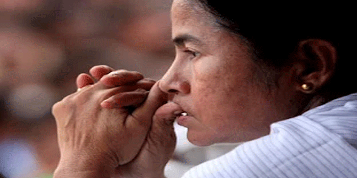 തല പെരുത്ത് മമത ; ഒന്നിനു പിറകെ മറ്റൊന്നായി പ്രശ്നം തന്നെ; തൃണമൂൽ കോൺ​ഗ്രസിന്റെ എല്ലാ കമ്മിറ്റികളും പോഷക സംഘടനകളും പിരിച്ചുവിട്ടു