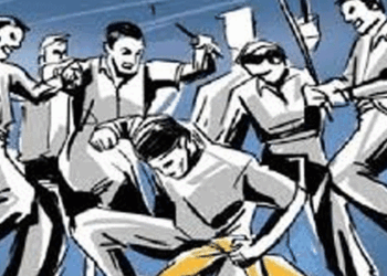 ‘ഒളിഞ്ഞുനോക്കി‘യെന്ന ആരോപണം; റാന്നിയിൽ മധ്യവയസ്കനെ ന​ഗ്നനാക്കി ആൾക്കൂട്ട മർദനം; കയ്യും കാലും കഴുത്തും കൂട്ടിക്കെട്ടി അടിച്ചു; നിലത്തിട്ടു ചവിട്ടി