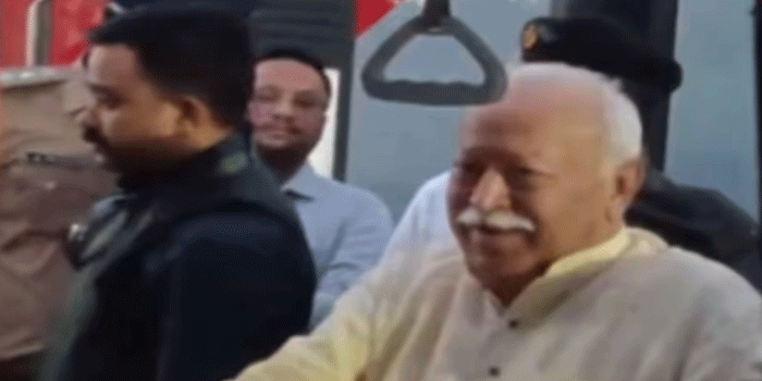 ആർഎസ്എസ് മേധാവി മോഹൻ ഭഗവത് സഞ്ചരിച്ച ട്രെയിനിന് നേരെ കല്ലേറ്; സ്വർണ ശതാബ്ദി എക്സ്പ്രസിന്റെ ജനലിന്റെ ചില്ല് തകർന്നു