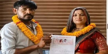 വിവാഹം കഴിഞ്ഞതോടെ ഭാര്യയേക്കാൾ അടുപ്പം അമ്മായിയമ്മയോട്, പിന്നാലെ ഭാര്യയെ ഉപേക്ഷിച്ച് 35 കാരൻ 52 കാരിയായ അമ്മായിയമ്മയെ വിവാഹം കഴിച്ചു, നാട്ടുകാരുടെ അനു​ഗ്രഹം ആവശ്യപ്പെട്ട് സോഷ്യൽ മീഡിയയിൽ പോസ്റ്റും