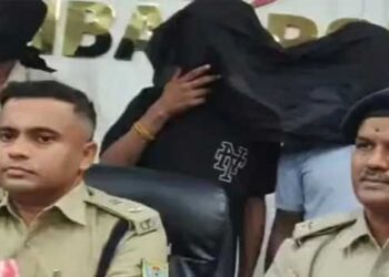 ആശ്രിത ജോലി കൈക്കലാക്കാൻ ​ഗൂഢാലോചന, പിതാവിനെ ആളൊഴിഞ്ഞ സ്ഥലത്തേക്ക് വിളിച്ചുകൊണ്ടുപോയി കല്ലിന് തലയ്ക്കടിച്ച് കൊലപ്പെടുത്തി, മൃതദേഹം കുറ്റിക്കാട്ടിലിട്ടു, മകൻ ഉൾപ്പെടെ മൂന്നു പേർ അറസ്റ്റിൽ!! പിതാവിന്റെ ജോലി തനിക്കു കിട്ടാൻ വേണ്ടി ചെയ്തത്, ക്വട്ടേഷൻ കൊടുത്തത് 10 ലക്ഷത്തിന്- മൊഴി