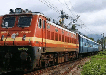 പാഞ്ഞുവന്ന നേത്രാവതി എക്സ്പ്രസിന് തലവയ്ക്കാൻ മലയാളി യുവാവിന്റെ ശ്രമം; അതിസാഹസീകമായി രക്ഷപ്പെടുത്തി പോലീസ്; സംഭവം ബെംഗളൂരുവിൽ