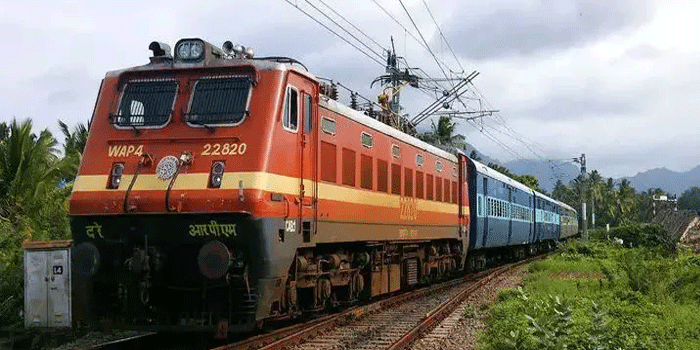 പാഞ്ഞുവന്ന നേത്രാവതി എക്സ്പ്രസിന് തലവയ്ക്കാൻ മലയാളി യുവാവിന്റെ ശ്രമം; അതിസാഹസീകമായി രക്ഷപ്പെടുത്തി പോലീസ്; സംഭവം ബെംഗളൂരുവിൽ