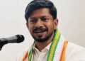 ‘പ്രത്യേകം ഇരിപ്പിടം വേണ്ട, എല്ലാവർക്കും ഒരു പോലത്തെ കസേര മാത്രം മതി’… കസേരയിൽ സംഘാടകർ വിരിച്ച ടൗവ്വൽ മാറ്റി ഒ.ജെ. ജനീഷ്
