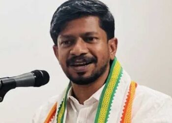‘പ്രത്യേകം ഇരിപ്പിടം വേണ്ട, എല്ലാവർക്കും ഒരു പോലത്തെ കസേര മാത്രം മതി’… കസേരയിൽ സംഘാടകർ വിരിച്ച ടൗവ്വൽ മാറ്റി ഒ.ജെ. ജനീഷ്