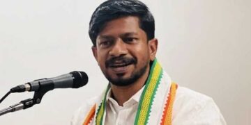 ‘പ്രത്യേകം ഇരിപ്പിടം വേണ്ട, എല്ലാവർക്കും ഒരു പോലത്തെ കസേര മാത്രം മതി’… കസേരയിൽ സംഘാടകർ വിരിച്ച ടൗവ്വൽ മാറ്റി ഒ.ജെ. ജനീഷ്